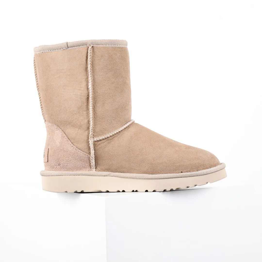 Pick up locally 💰600 Core recommended good price Cashmere insoles are a very suitable choice for keeping warm in winter and at home. In the new year, uug launched a series of styles, which are partially geared towards the preferences of young consumers and have also moved to the forefront of fashion trends. Shoe body material Water-repellent coated suede upper 17mm UGGPURE™ implanted wool insole Lightweight non-slip comfortable rubber outsole With brand LOGO Trademark Comes with a full set of packaging Size: 35 36 37 38 39 40